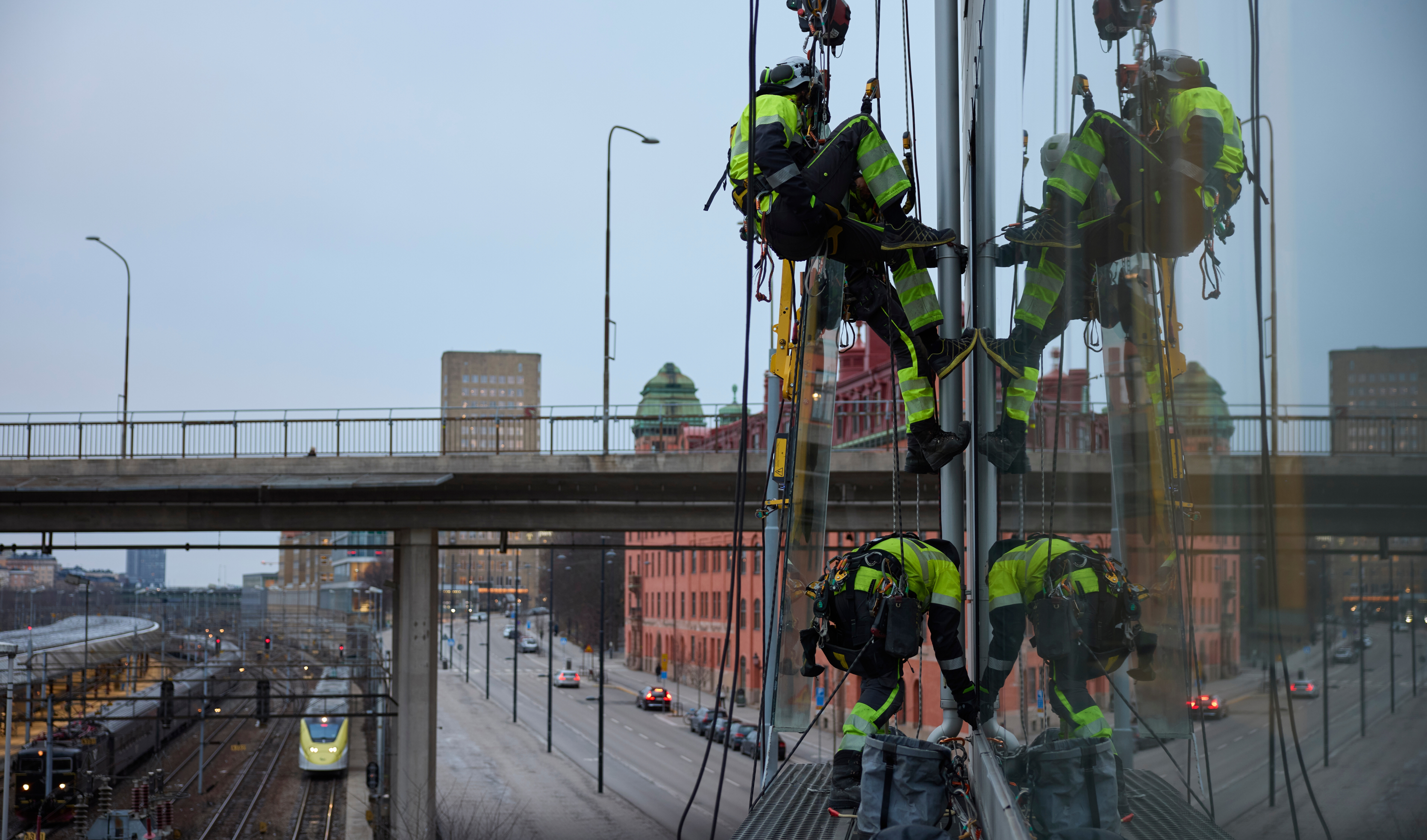 EHS – Men in high viz on side of building – MAIN IMAGE